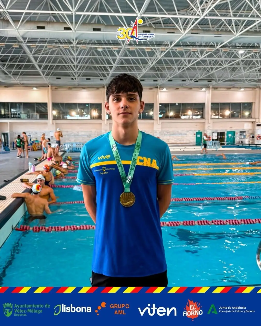 Imagen reciente del Club Natación Axarquía en el agua