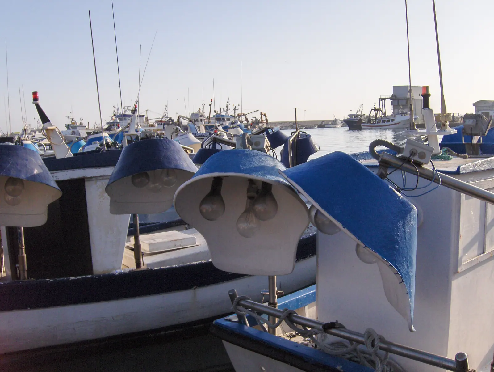 Barcas amarradas en el puerto de Caleta de Vélez.