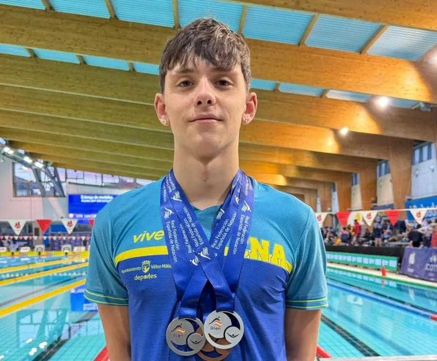 Nadador del Club Natación Axarquía en el Campeonato de España júnior de invierno 2026